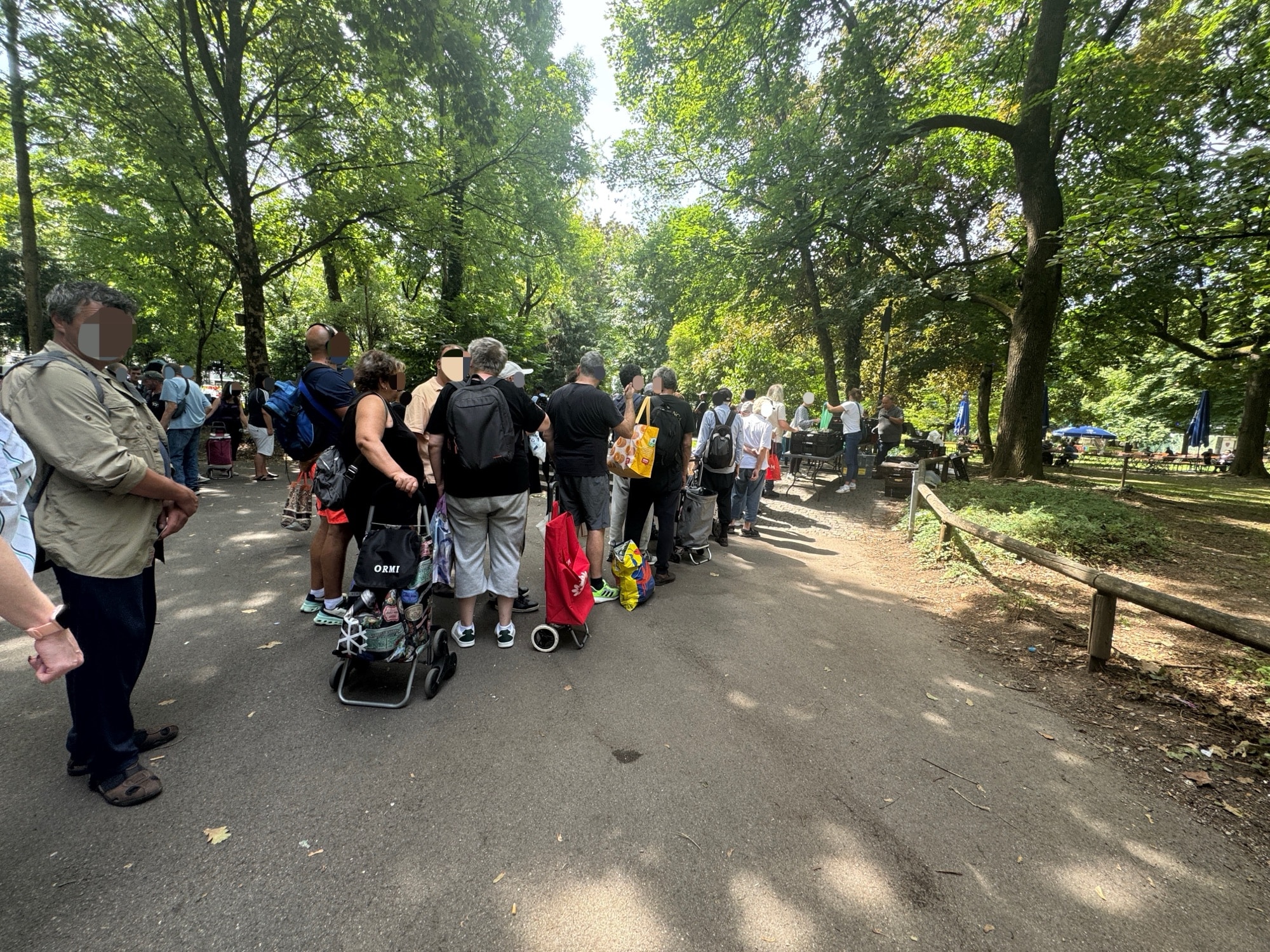 viele bedürftige Menschen stehen in einer Schlange für Essen